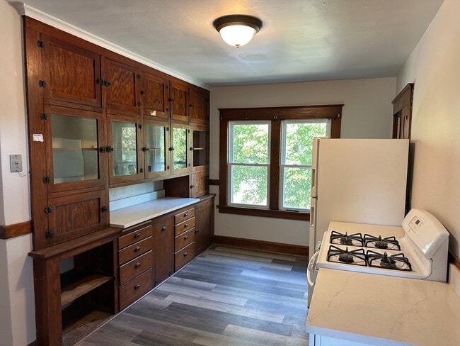 Kitchen Built-Ins - 511 Niagara Ave Unit 511