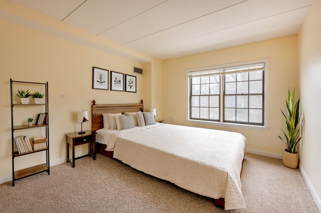 Dormitorio principal amueblado - 2 habitaciones, 2 baños - Phillips Park Apartments