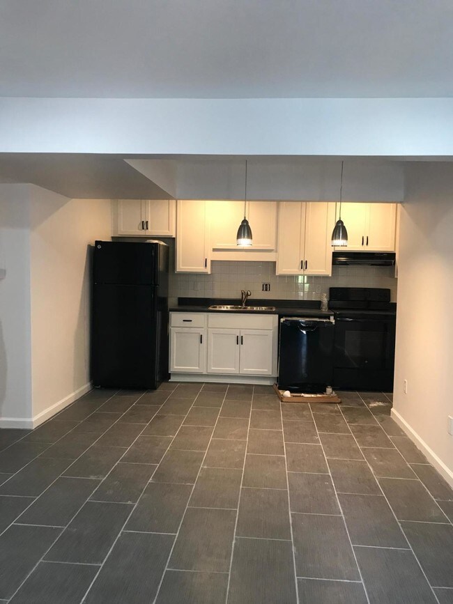 Open kitchen - 406 Skyview Dr Unit E