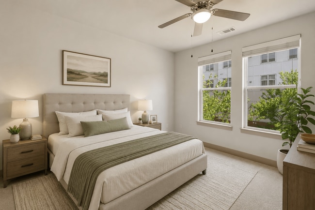 Un dormitorio con una cama grande, un ventilador de techo y una ventana con vistas a un edificio y a los árboles del exterior.