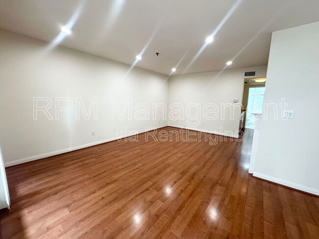 Photo - 843 Hayworth Ave Unidad 103 Rental