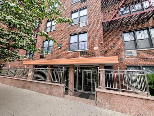 Building Photo - 170-06 88th Ave Unit 2D