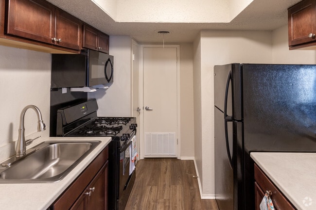 2BR, 2BA 1010SF
