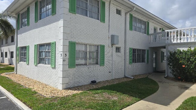 Building Photo - 1821 NE 62nd St Unit 304