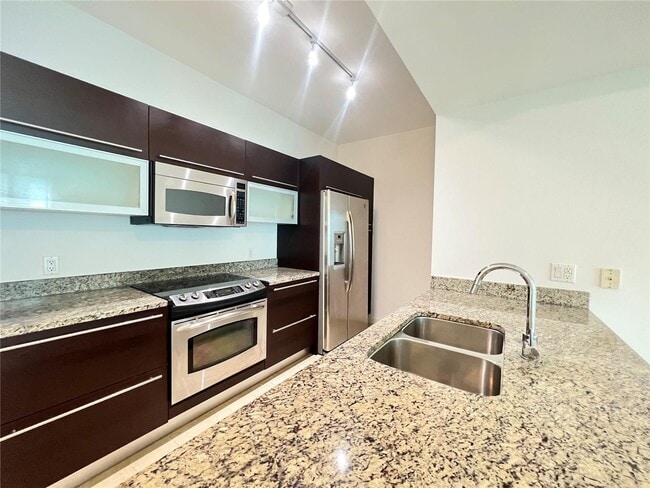 Building Photo - 950 Brickell Bay Dr Unit 2801