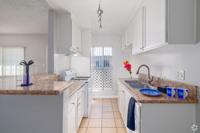 1BR, 1BA - 708SF - Kitchen