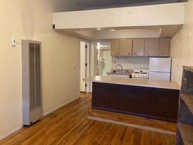 Photo - 646 E 2nd St