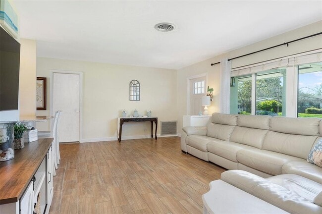 Photo - 731 44th Ave NE