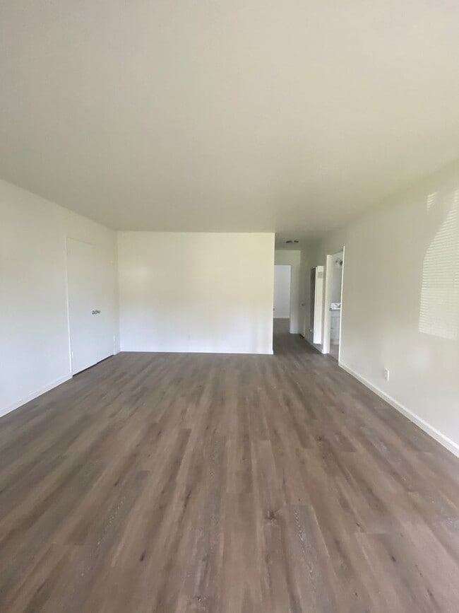 Building Photo - Taylor 4-Plex (25278) (DD) Unit Downstairs Rental