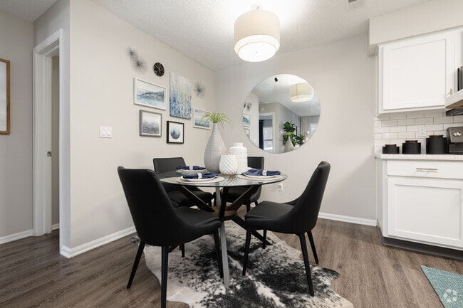 1BR, 1BA - 685SF - Dining Area