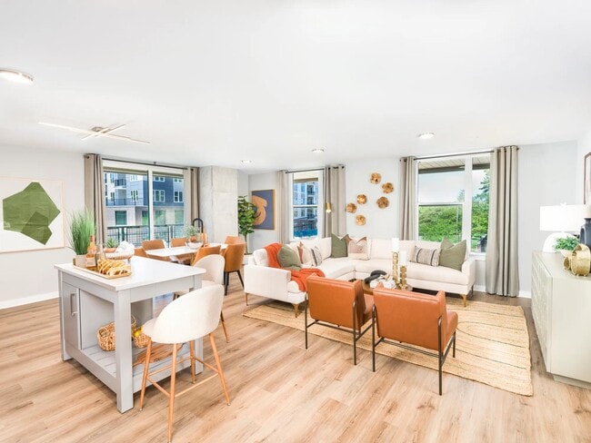 Las ventanas de gran tamaño y los diseños abiertos llenan su espacio con luz natural. - Modera LoSo