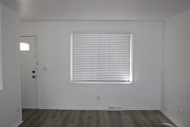 Photo - Spacious 4 bedrooms and 2 bathrooms in Kan...