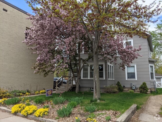 Building Photo - 1335 W Minnehaha Ave Unit Apt 3