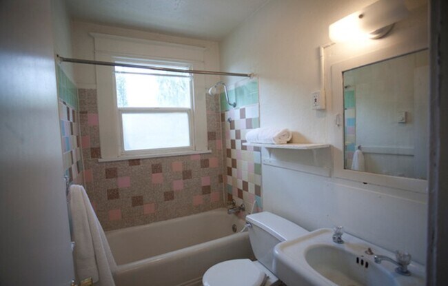 California St #2 - Bathroom