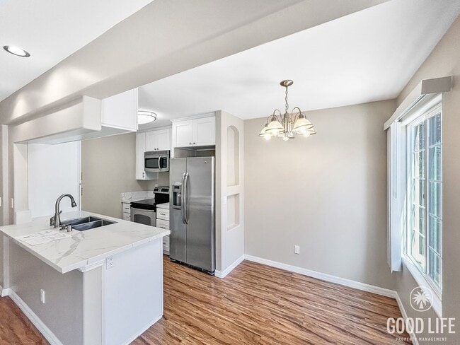 Building Photo - Beautiful 2B/2BA Townhouse w/ Washer/Dryer... Unit 159