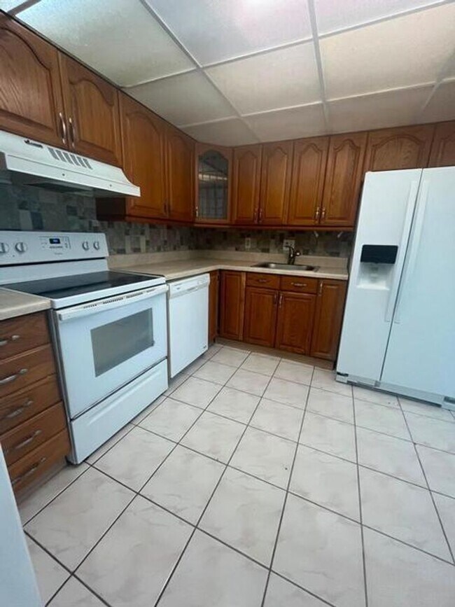 480 Executive Center Dr Unidad 480 Executive Center Dr 2F