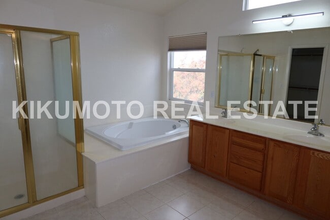 Photo - Lakefront 4 bedroom, 3 bath, 3 car in the Lakeside Community