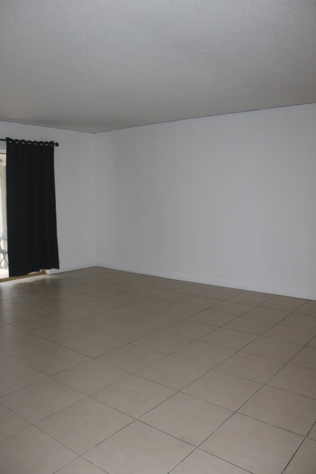 Photo - 20600 NW 7th Ave Unidad 205