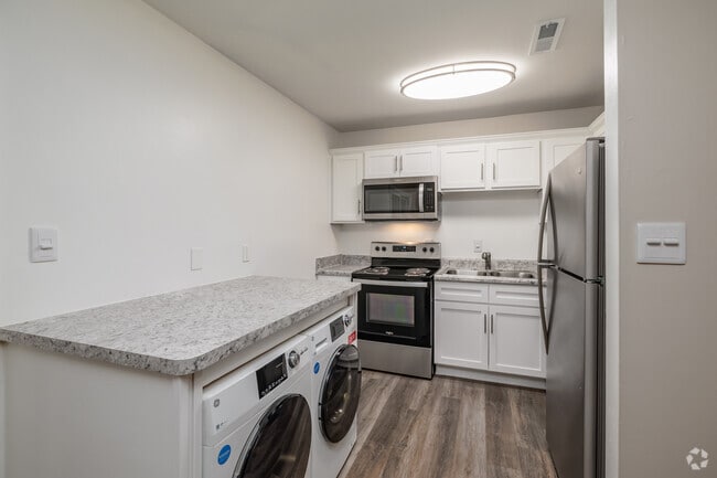 2BR, 1.5BA - 987SF - Kitchen