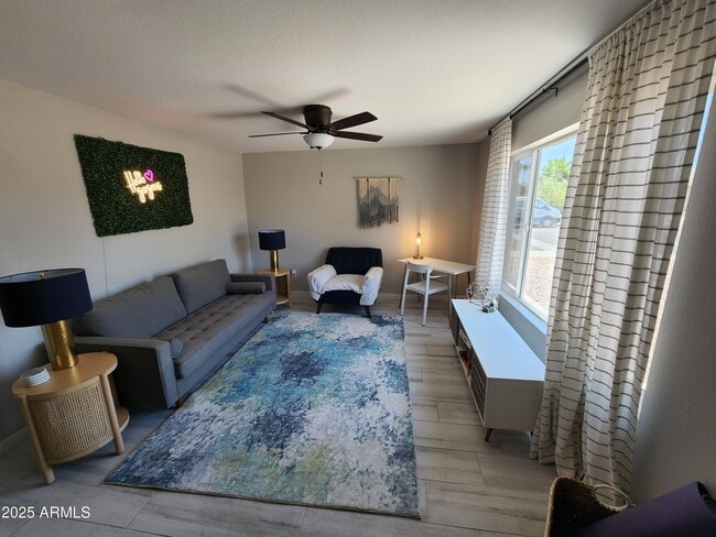 Photo - 630 E Julie Dr