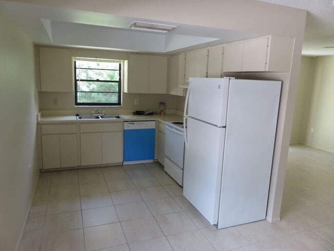 Photo - Open and bright 2/2 with garage