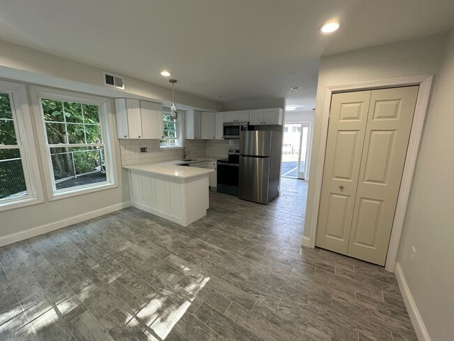 Building Photo - 1083 Whalley Ave Unit A Rental