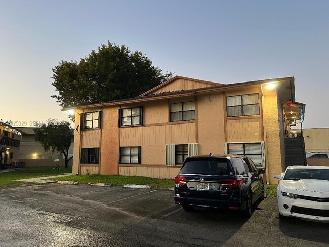 Building Photo - 2735 W 66th St Unit 21-23