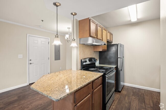 1BR, 1BA - 700SF