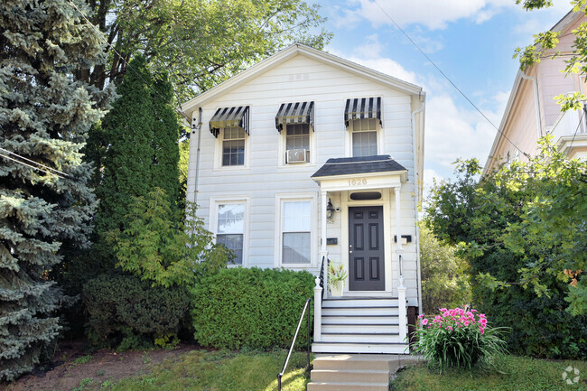 Building Photo - 1626 N Warren Ave Rental