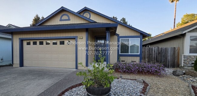 Building Photo - Charming and spacious 3 bedroom, 2 bath si... Rental