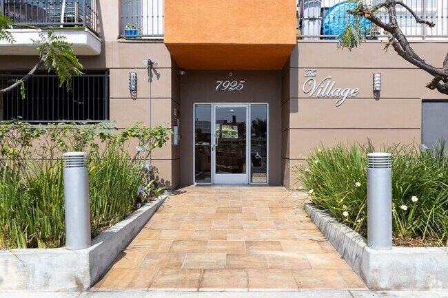 Entrada - VNT - The Village Apartments