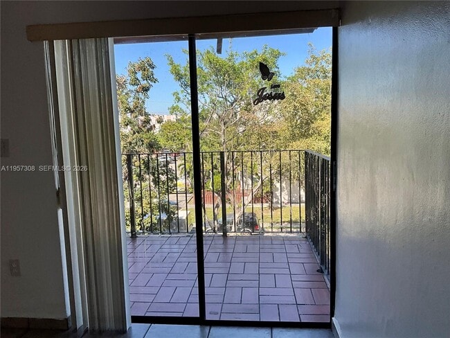 Photo - 1910 W 56th St Unidad 3302