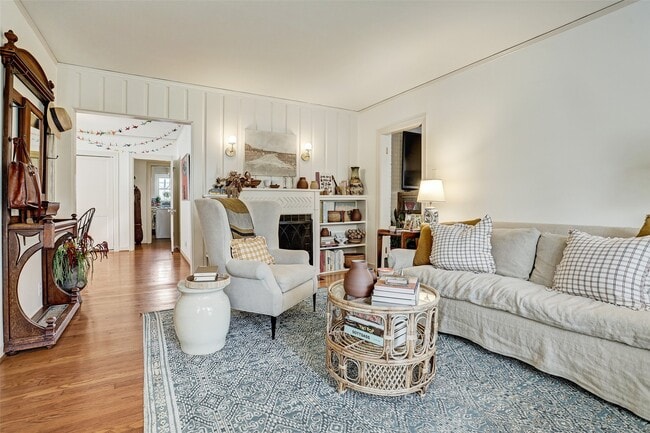 Building Photo - 2112 Banks St