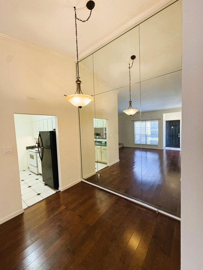 Photo - 2001 Bering Dr Unidad 2D