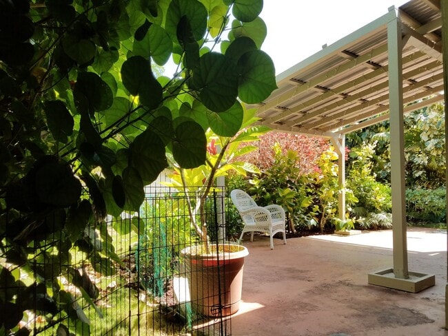 Building Photo - 2br/1ba/2pkg in Coconut Grove Kailua near ...