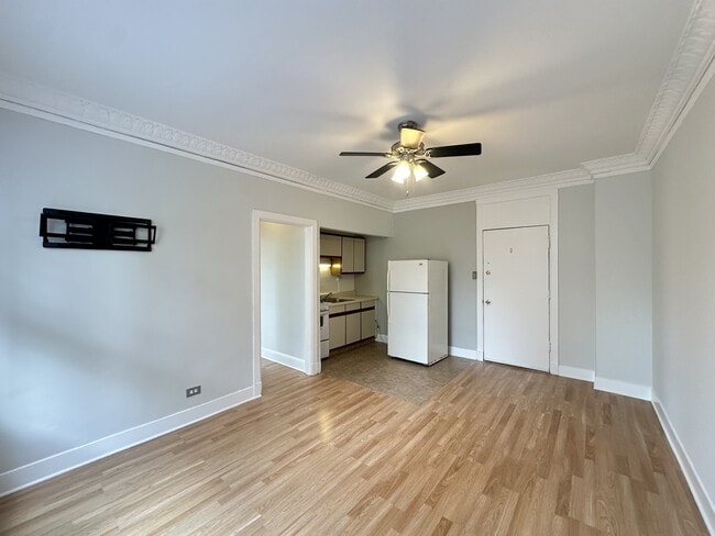 Building Photo - 3810 N Fremont St Unit J05P