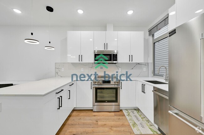 Building Photo - Modern 3-Bed, 3-Bath Townhome in the Heart...