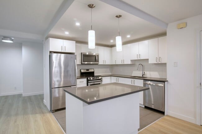Building Photo - 3460 Rue Durocher Unit 100