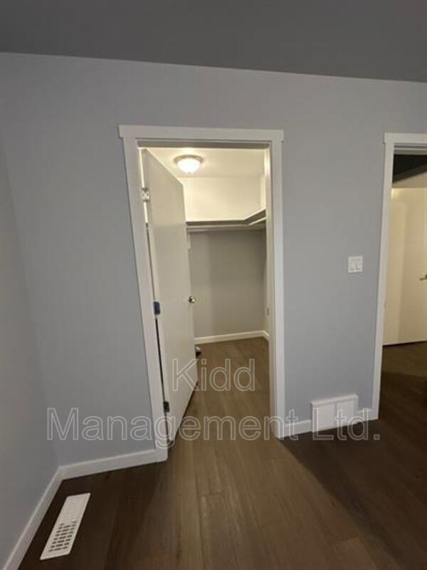 Photo - 6936 Langer Crescent