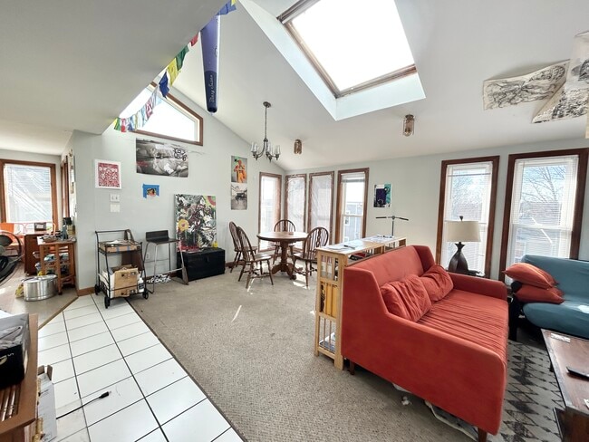 Building Photo - 33 Lawn St