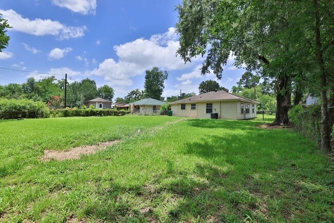 Photo - 9026 Lake Forest Blvd