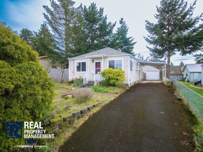 Building Photo - Charming 2 Bedroom Home with Large Yard & Garage!