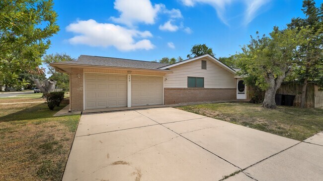 Photo - 140 Cloverleaf Dr
