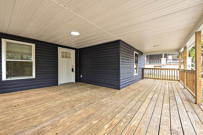 Photo - 117 W Henderson St