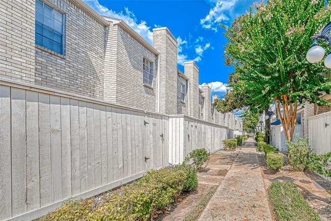 Photo - 3780 Tanglewilde St Unidad 604