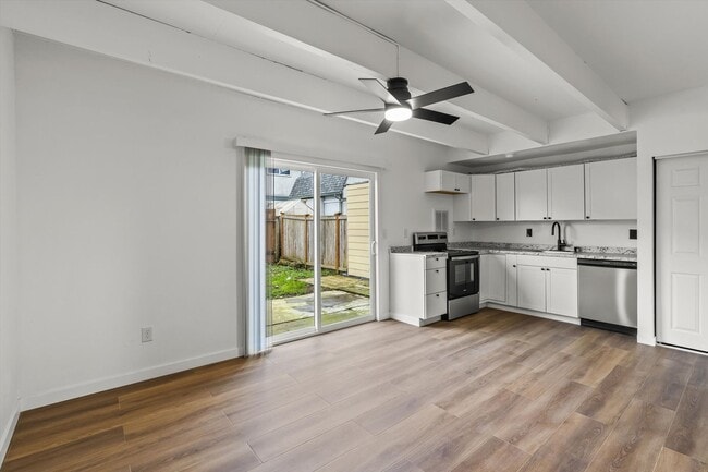 Building Photo - Cute 3 bed 2 bath town home