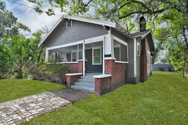 Photo - 326 Basswood St