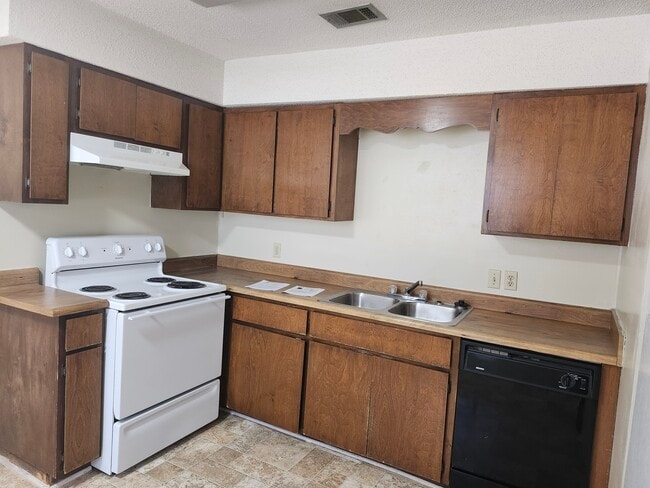 Kitchen with lots of cabinet space - 25 6th St Unit B