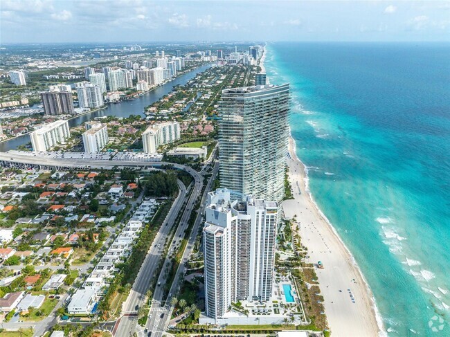 Building Photo - 18911 Collins Ave Unit 405 Rental