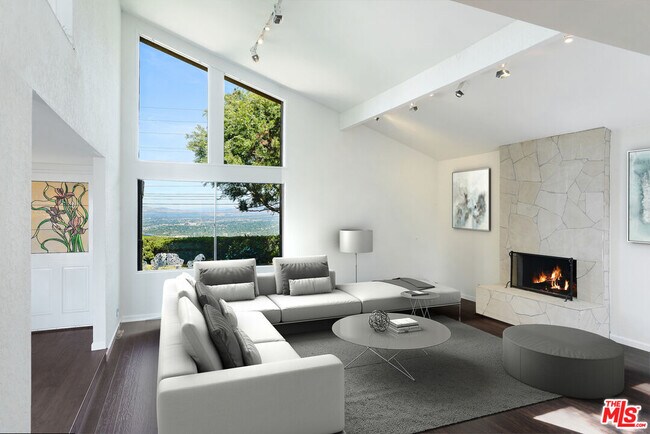 Photo - 13302 Mulholland Dr